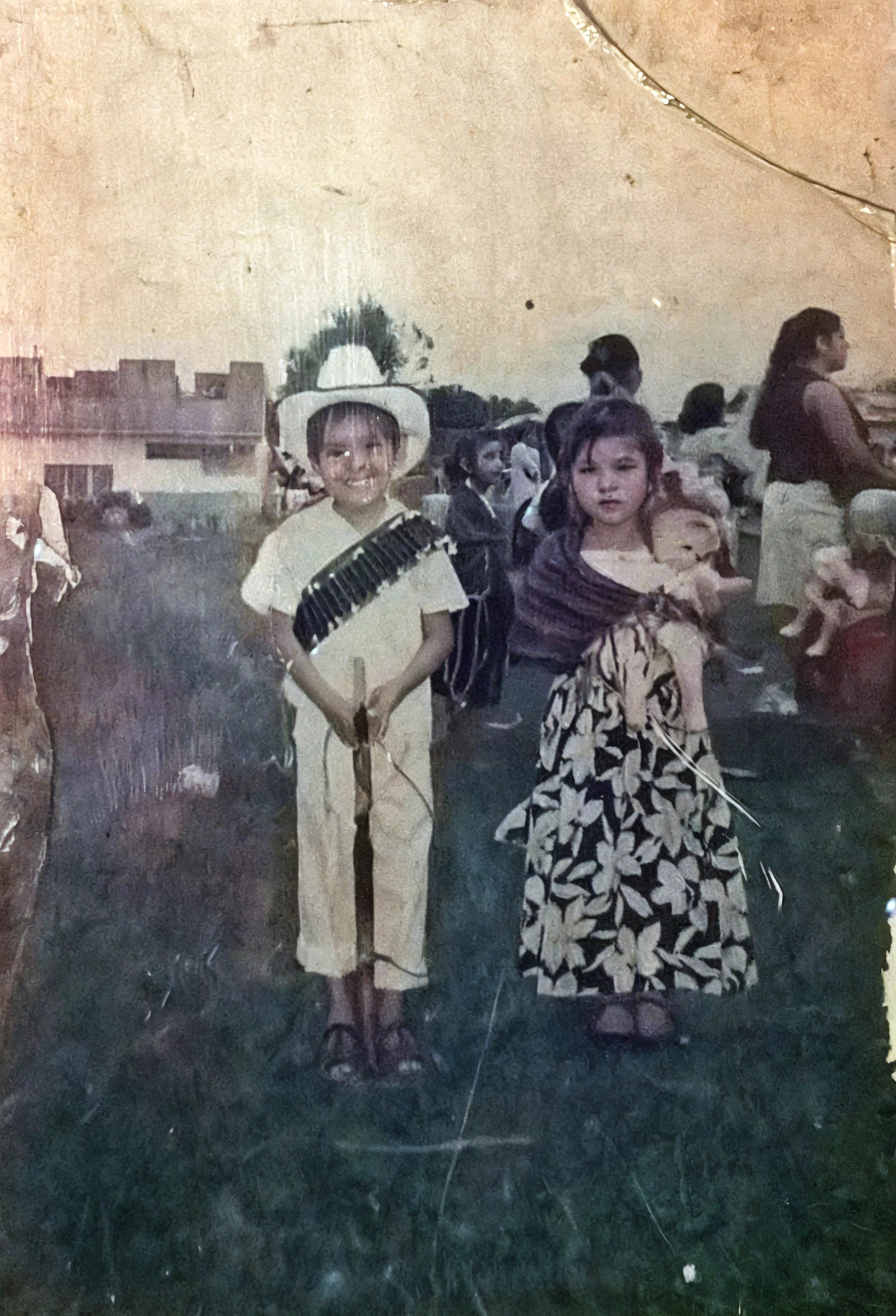 There are three children standing in front of a painting of a man and a woman., foto restaurada, a foto coloreada, foto coloreada, Bolivian Ivan, cholitas bolivianas, retrato de familia de tres, foto antigua realista, ancestros, familia de luto, retrato familiar, inspirado en Francisco Oller, jose miguel permanece frances, foto antigua realistagraph, foto coloreadagraph, fondo complejo