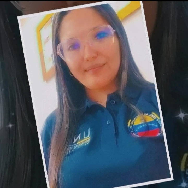 Un primer plano de una mujer con gafas y una camisa azul, alani guillen, 🇺🇦, monserrat gudiol, foto realista, profesional photo, imagen de muy muy baja calidad, colombian, Ayahuasca, 30 year old Cuban woman., lorena avarez, adriana dxim, julia fuentes