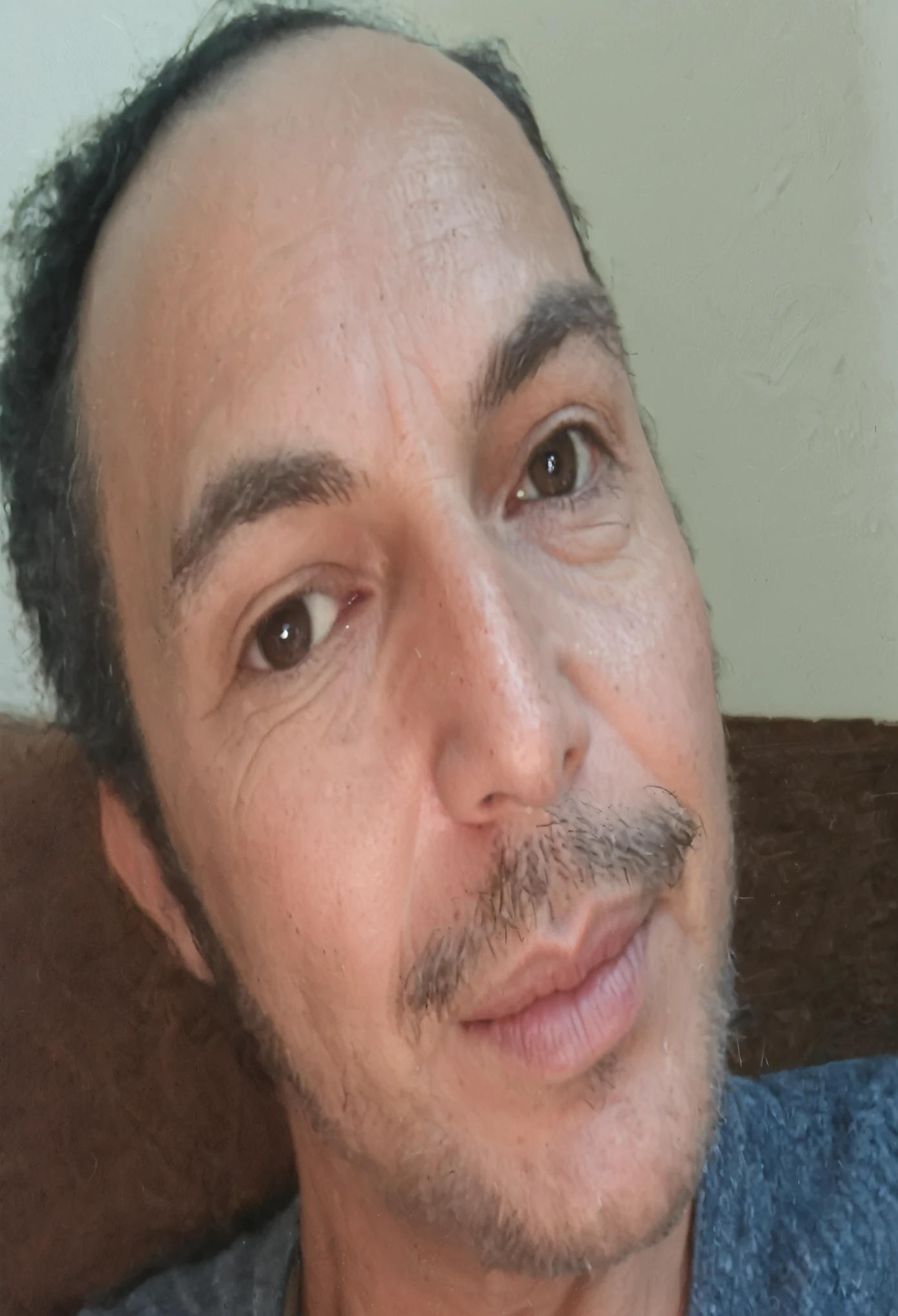 Touch up the features of old age, leaving a younger expression. Define the contour of the beard and mustache, making it darker and with much more hair on the mustache and beard