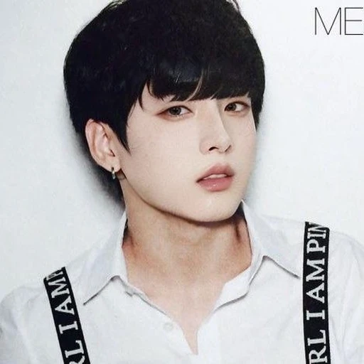 un primer plano de una persona vestida con una camisa blanca y tirantes, jungkook, hyung tae, kim taejin, inspirado en Kim Myeong-guk, jinyoung shin, yoongi de pelo negro, Hong June Hyung, hyung tae kim, 'Fondo blanco'!!!, inspirado en jeonseok lee, inspirado en Kim Hwan-gi, pintar ulzzang, kim doyoung, Jimin