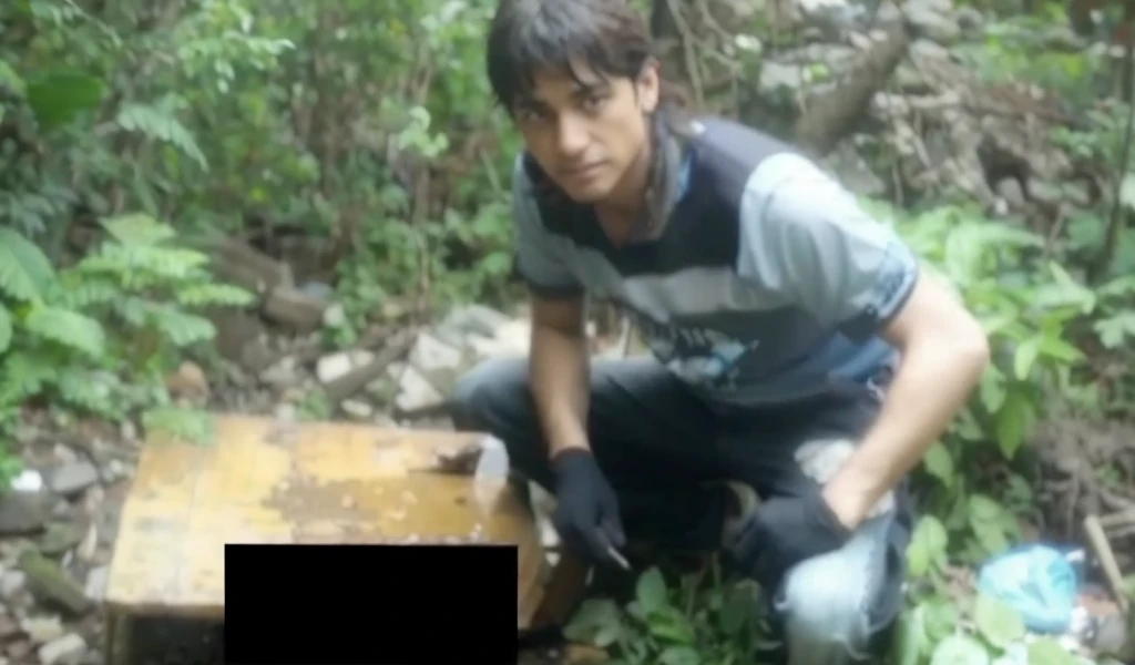 Encapuzado perto de um rio