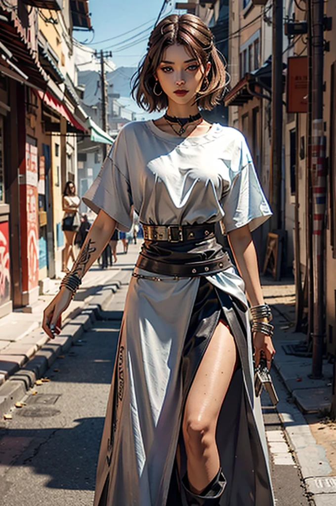 A woman with short brown hair, blue eyes, wearing a silver top and a black leather skirt with a high slit.. De fondo un muro gris con grafitis