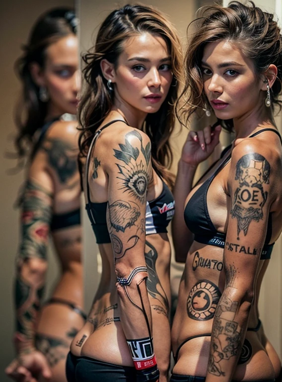 La Cubaine Sandra Malek, 35 ans en couleur TATOUAGE TRIBAL, vue entier, tout le corps, corps fit, athletic, en sablier