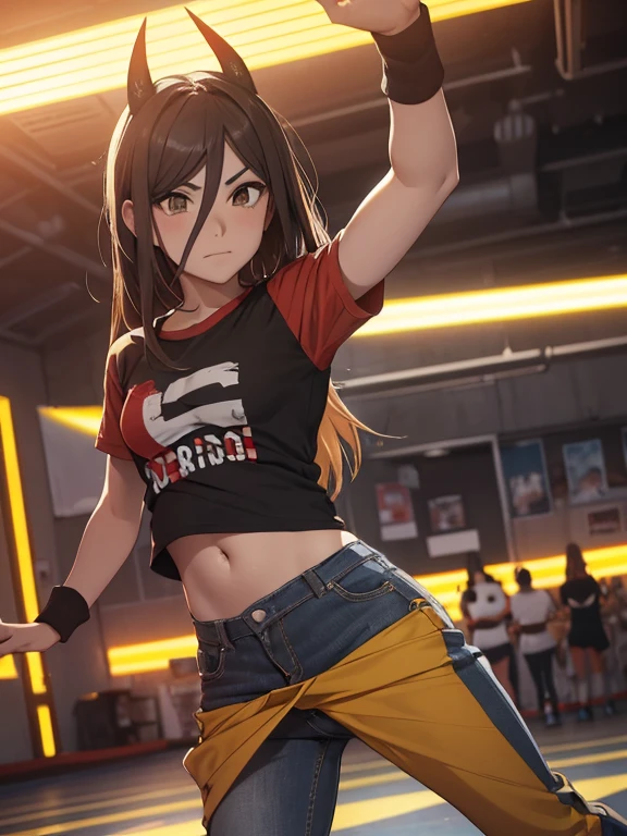 fuerza, anime motosierra, pelo largo y amarillo, cuernos rojos, strip bar location, (camiseta sin mangas negra), (pantalones cortos negros para correr), baile de tubo