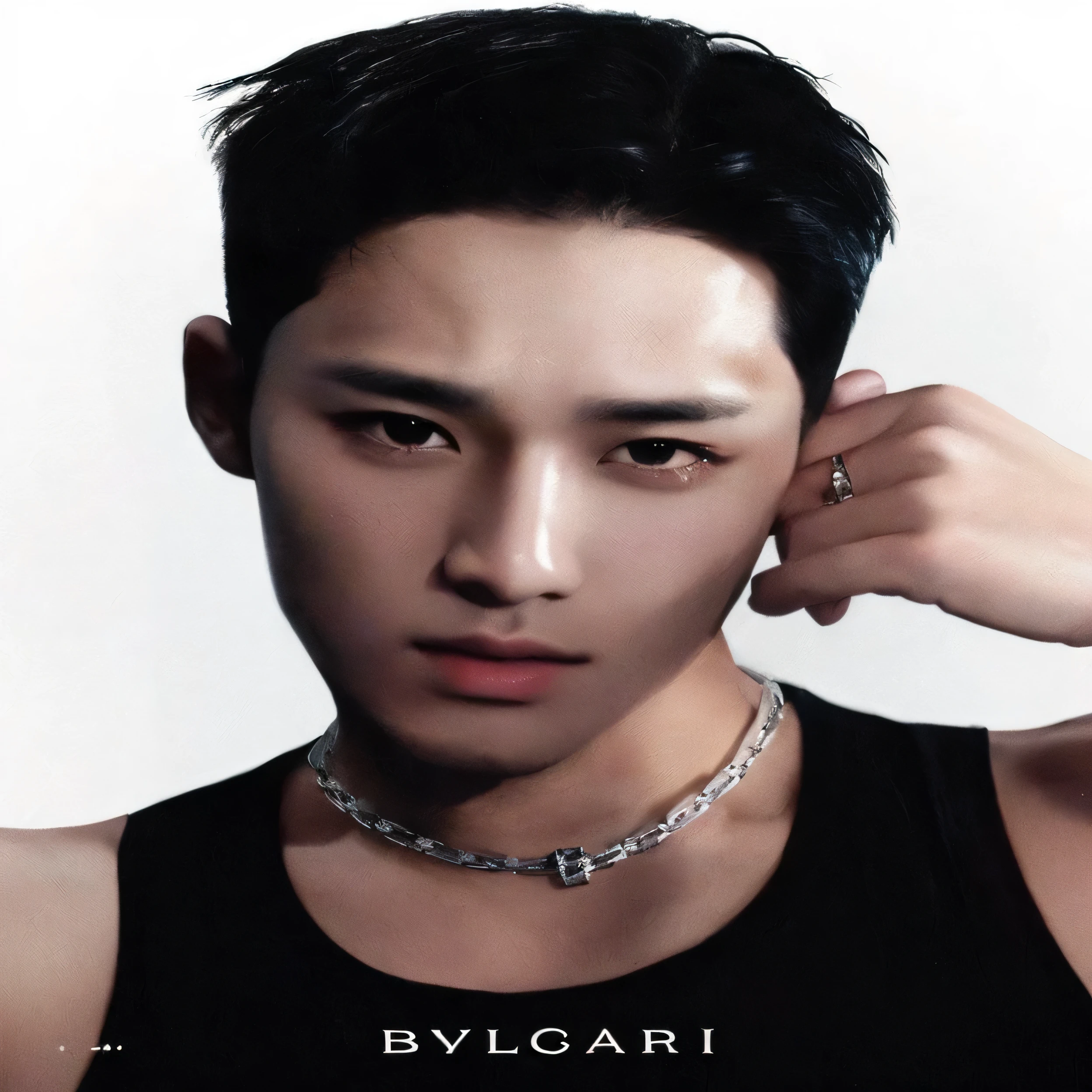 un primer plano de un hombre con un collar en el cuello, mingyu, brillante por la lluvia, hombre surcoreano, Kim mingyu seventeen