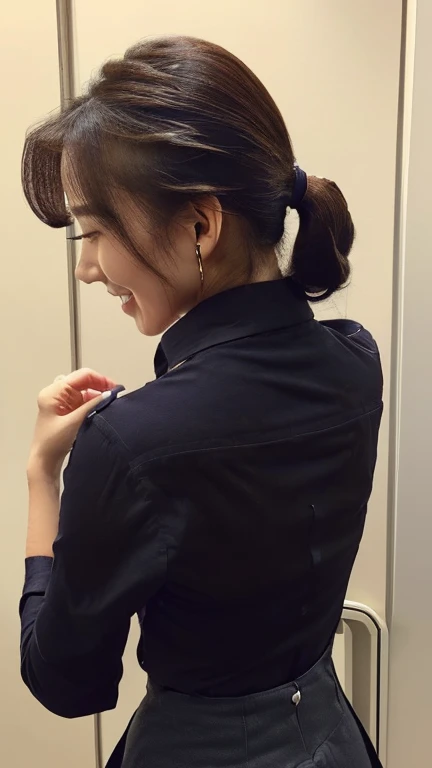 company employee、(Body turned to the side、Shooting from the side、Looking to the side,Shooting from the side:1.6),Not looking here、(General shirt、Wearing a white blouse、Wearing a typical business suit),(The gap in her blouse is slightly open,Only the fourth button is open、The button is closed、Chest visible through the gap in the button、The edge of the bra is visible through the gap between the buttons.:1.5),Mid-chest、slender、ponytail、Black Hair、Beauty、23 years old、cute、smile、(Long shirt:1.8),Tuck the shirt into the skirt、Cleavage
