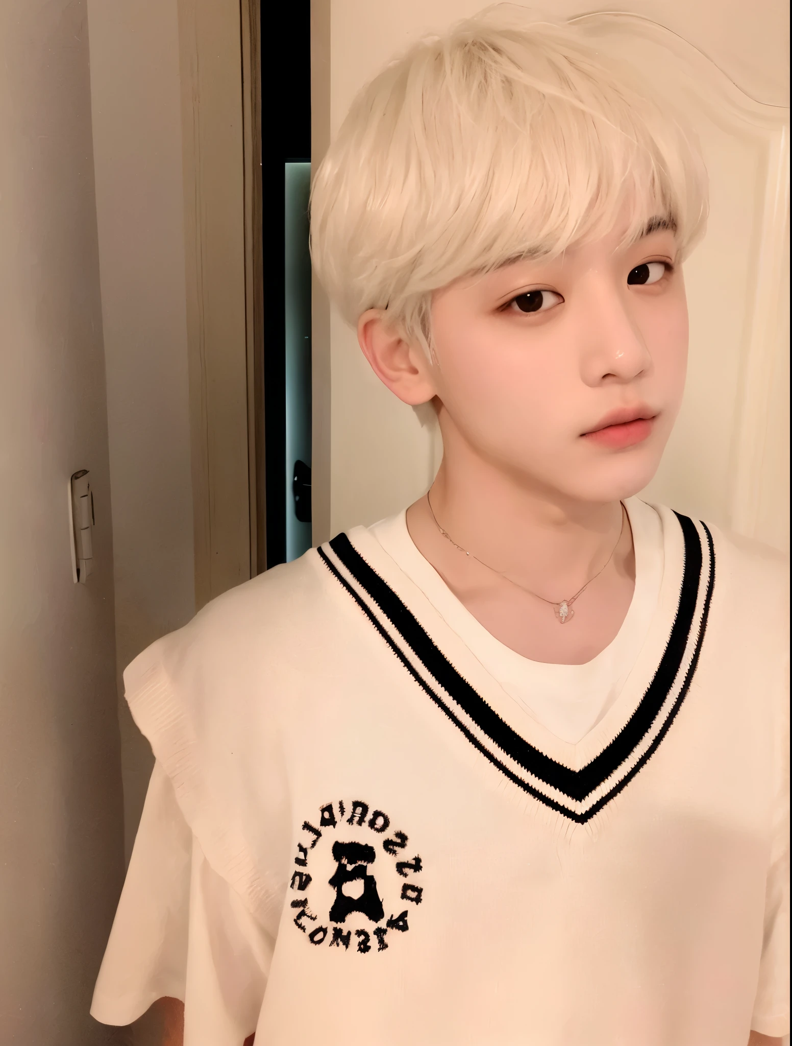 Chico con el cabello blanco, camisa blancs con negra, labios caenosos, ojos grandes, Kim Taehyung 