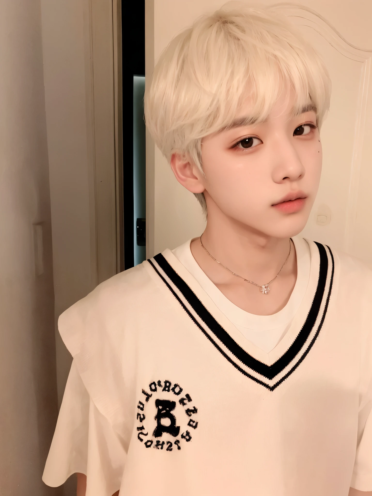Chico ulzzang con camisa blanca y negra, cabello blanco levemente ondulado, labios carnosos y ojos grandes. Kim Taehyung from BTS