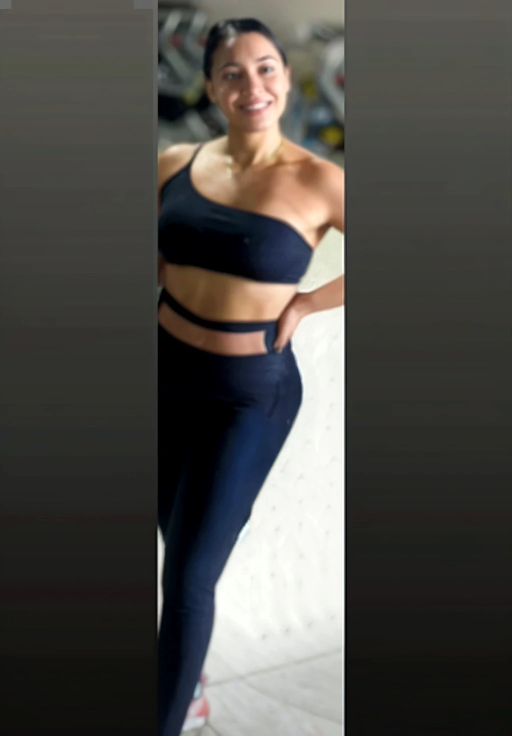 A 23-year-old blackhaired woman, ((pechos grandes)), ((hiperrealismo)) ,. cabello rubio, Hair with blue Highlight, cabello extra largo, cabello muy largo, really long hair, Beautiful, Front view, selfie, photo taken with iPhone, sports bra, aikido pants with blackbelt, aix pack abdomen, stance at the wooden dojo, high quality, cleavage, fullbody shot, dramatic light