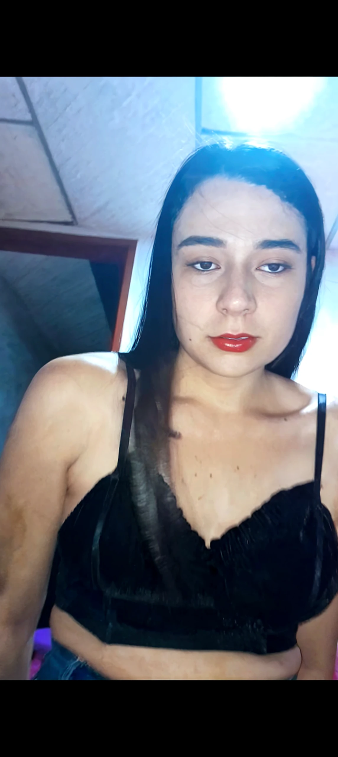 Mulher com 30anos gorda sorrindo mostrando os dentes, BBW, posing for selfie on Instagram in tattooed black dress with heavy makeup of long black and black hair looking into the camera, foto detalhada