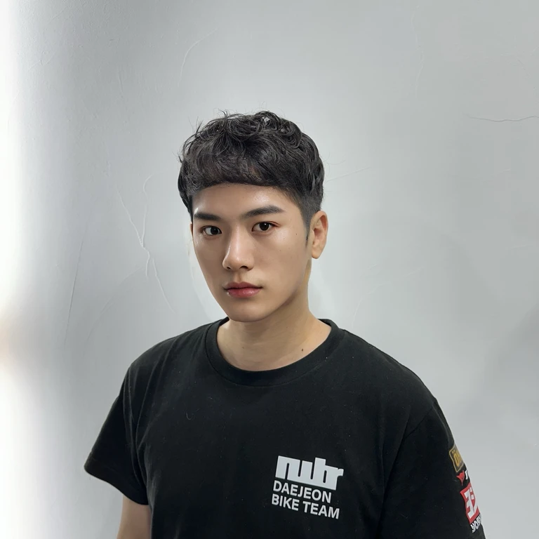 Best Quality, 8k, Masterpiece, (Portrait: 1.3), (photo realistic:1.4), (hyper realistic:1.4), Sharp Focus, looking at viewer, (smoother lighting:1.1), (increase cinematic lighting quality:0.9), realistic lighting, backlighting, light on face, ray trace, (brightening light:1.2), (Increase quality:1.4), sharp detail, (best quality real texture skin:1.4), finely detailed eyes, black_eyes, finely detailed face, 25 year old Korean woman