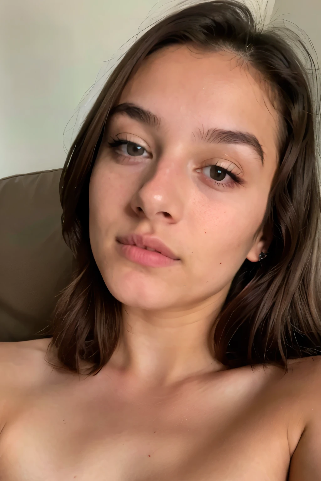 Fille latine hyper réaliste de 23 ans with des taches de rousseur, selfie d'humeur pour instagram, format 4:5, Ultra Definition, (photoreallistic: 1.4), 8k, First quality, Detailed backgrounds, delicate face, Maquillage naturel, Photo RAW, iPhone, Hdr, Flirter avec le spectateur, à la maison sur la canapé