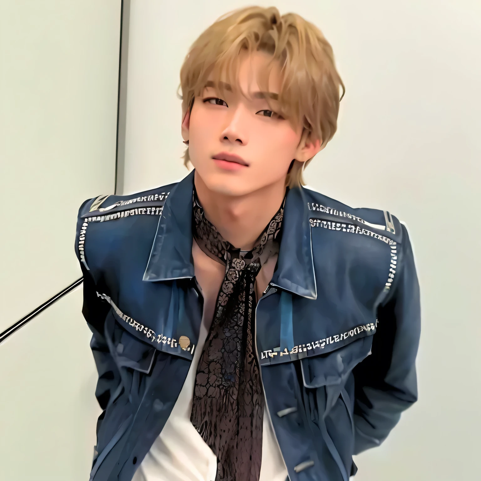 Hombre araffado con chaqueta azul y corbata parado frente a un espejo., Jung Jaehyun, cai xukun, taken in the early 2020s, capturado en canon eos r 6, retrato de jossi de blackpink, todos del grupo nct, hyung tae, diez lee, disparada con nikon z9, toru furuya