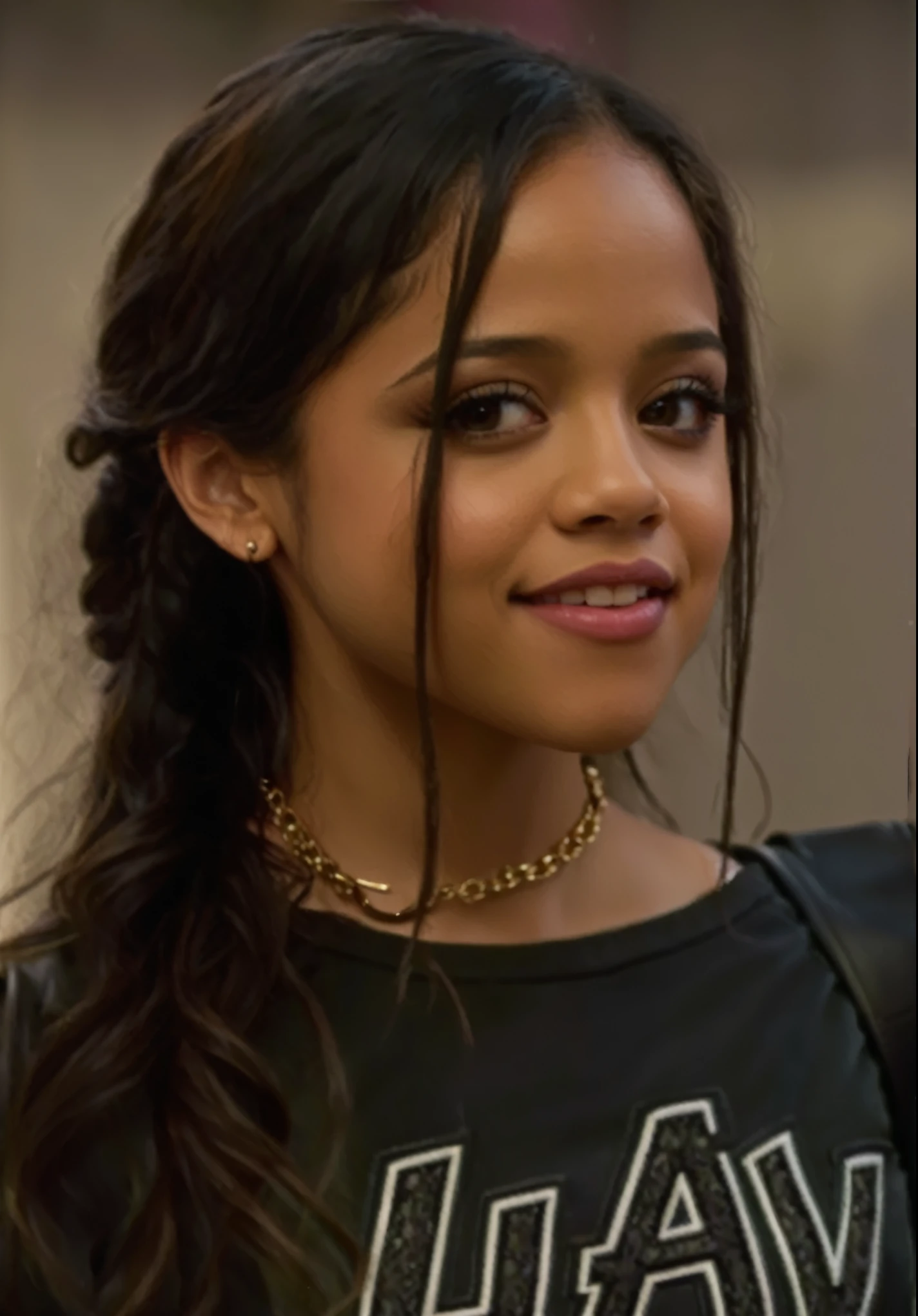 Jenna Ortega mit schwarzem Hemd und schwarzer Handtasche, flirty, she has a sweet face, so happy, gesichts details, augen details, sieht aus wie Fabiula Natal, She has a sweet, ausdrucksstarkes Gesicht, ihr Gesicht sieht aus wie eine Orchidee, ihr Haar ist zu einem Pferdeschwanz gebunden, Tessa Thompson inspiriert, Beautifully breathtaking, pretty face!!