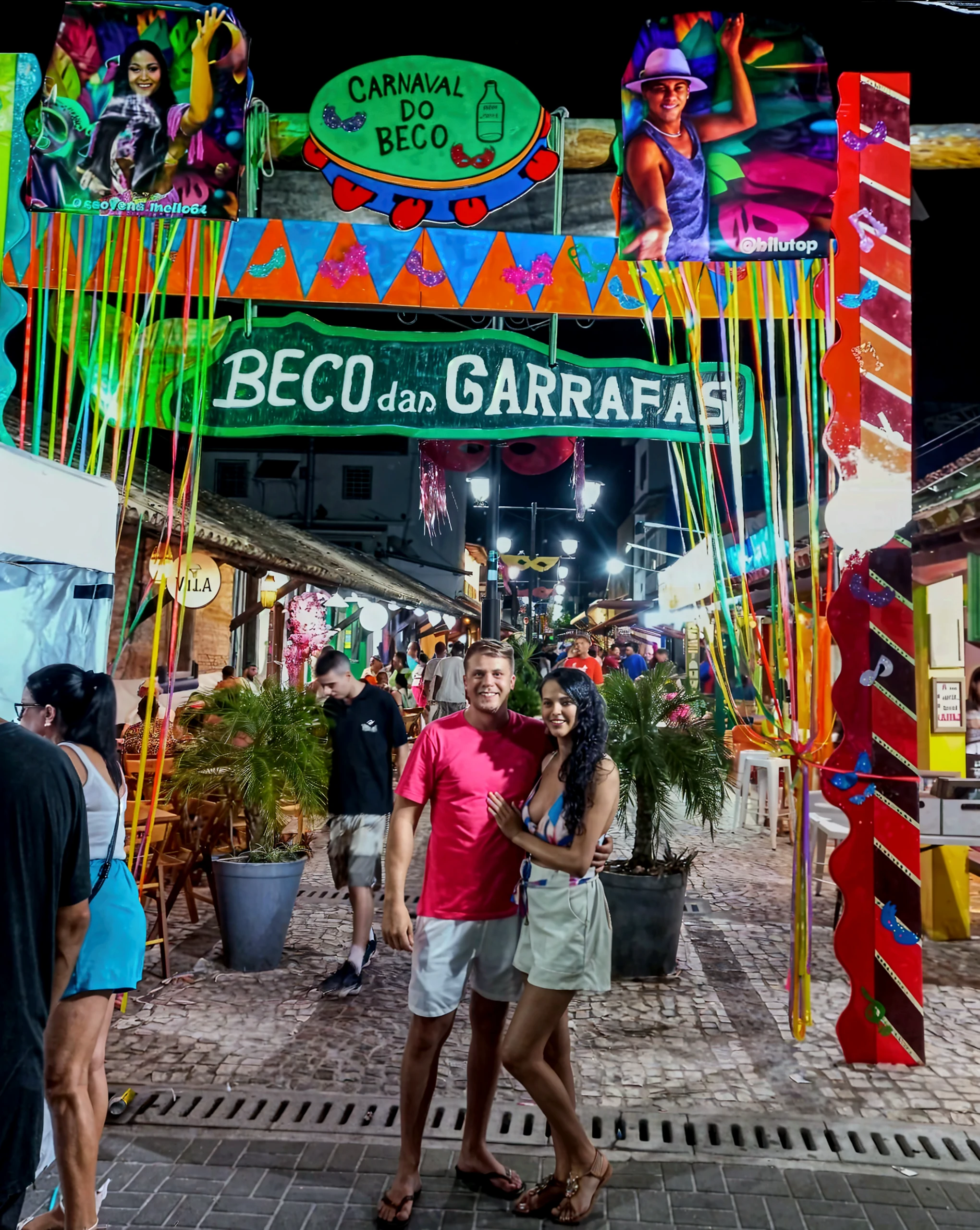 They are posing for a photo in front of a fence, Directed by: Nandor Soldier, 4 k post, Postagem 4k, Tiro em GoPro9, Assumido em Go Pro Hero8, festival vibes, par, music festival, Torne-se profissional, Directed by: Samuel Silva, andrea rocha, Malika Favre, Alanis Guillen, Casal feliz