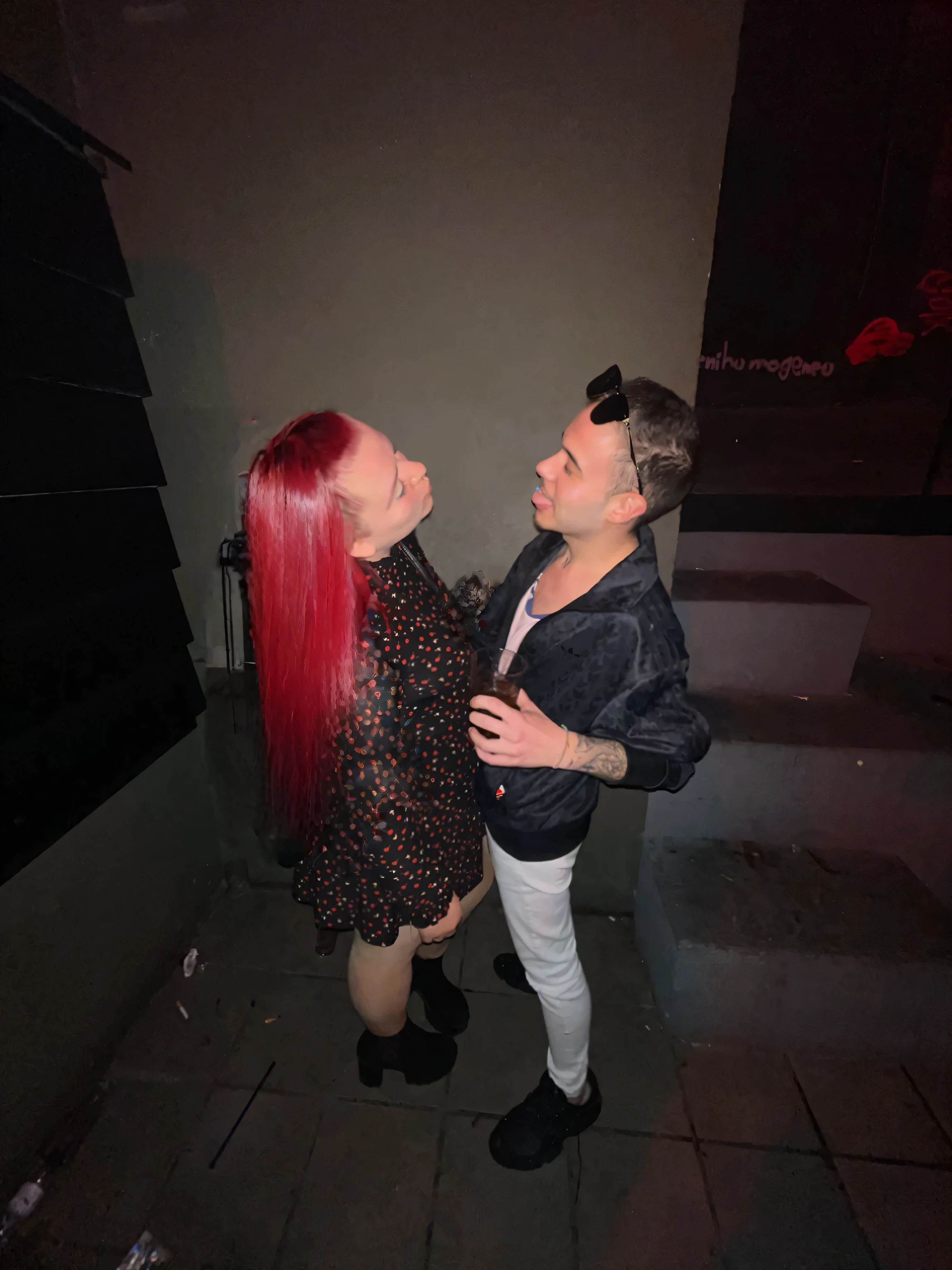 Pelo largo, coleta alta, mucho volumen de pelo, tono rojo intenso