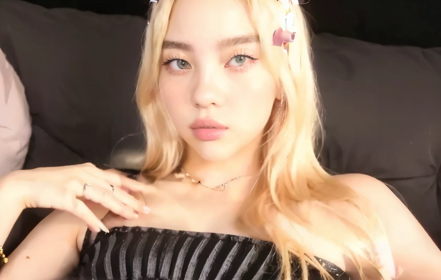 Blonde woman with a pink bow on her head sitting on a sofa, parque roseanne de blackpink, Lalisa Manobal, bella delfina, pale korean adorable face, lindo puchero, ava max, jossi de blackpink, Lalisa Manoban de Blackpink, hermosa joven coreana, ella tiene una cara linda, hermosa mujer surcoreana, Korean idol