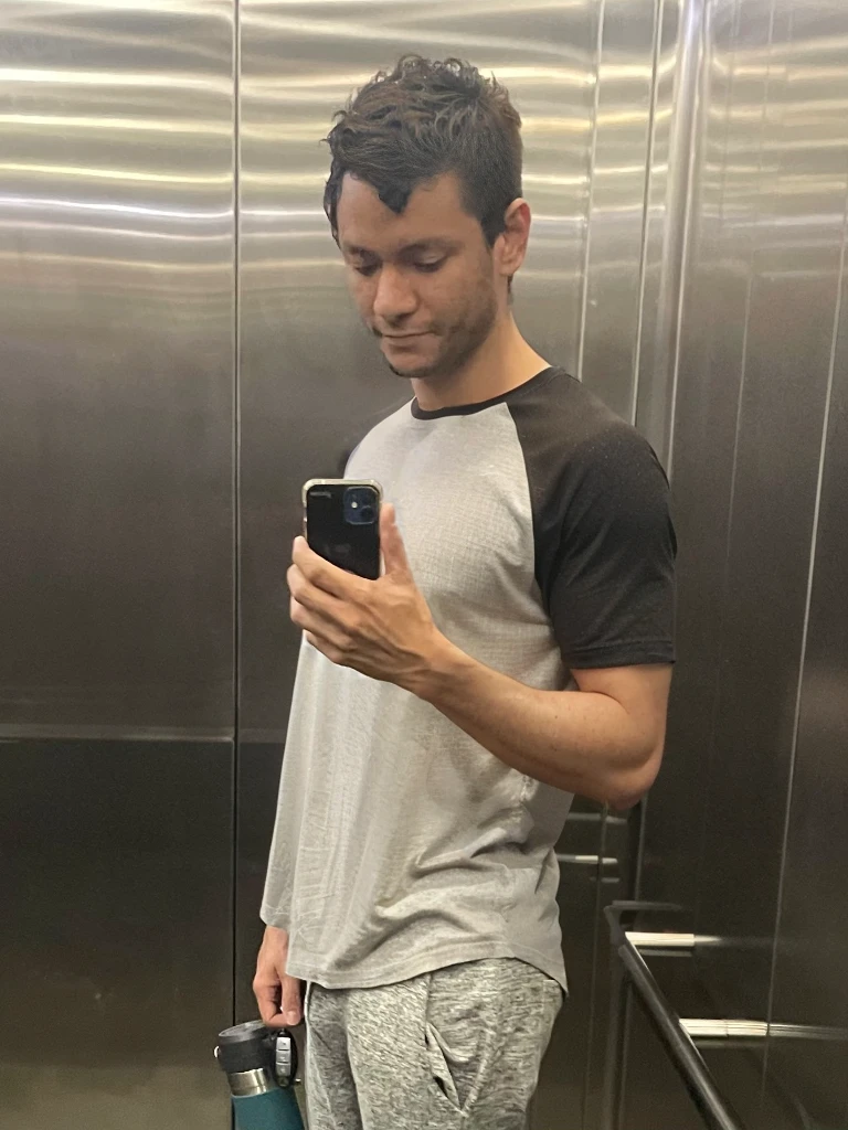 Crie uma ((fotografia realista)) of a handsome (homem de 30 anos), homem (brown with short military hair), homem com (corpo definido),  (((wearing um t-shirt))), ((casual clothing)), de alta qualidade, (qualidade intrincada), (detalhes intrincados), (destaque o homem no centro da foto), em uma (pose sexy e masculina), use uma ((luz intensa difusa sem sombras)), rosto perfeitamente iluminado, foco nos olhos brilhantes e cor de mel, Highlight the big natural lips and big nose, use a melhor qualidade:  big nose, chromatic aberration abuse, UHD, retina, masterpiece, ccurate, (((anatomically correct))), textured skin, super detail, high details, high quality, award winning, best quality, highres, 1080P, HD, 4K, 8k, 16k --q 5