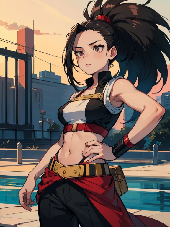 contornos gruesos, historietas, Fotorrealista, 1 chica, solo, tiro de vaquero, dynamic pose, momo mha, yaoyorozu momo, pelo negro, pelo largo, ojos negros , leotardo rojo, belt, cola de caballo alta, Cabello recogido, al aire libre, Urban area, antecedentes detallados, cara detallada, ojos detallados,