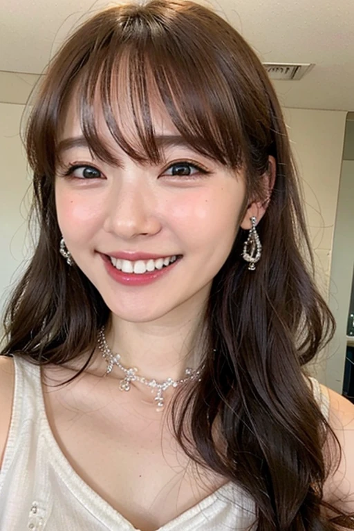 highest quality、masterpiece、超A high resolution、(Photoreal:1.4)、Highly detailed and professionally lit smiles。smiling showing teeth、black hair、necklace around neck、ear piercing