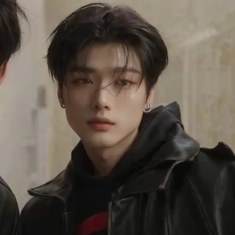 Two Asian men in leather jackets standing next to each other, cai xukun, Jung Jaehyun, delicate androgynous prince, beautiful androgynous prince, yanjun chengt, Inspirado por Zhang Han, pale korean adorable face, hyung tae, con el mismo peinado, ruan jia hermosa!, jinyoung shin, young pale angel, inspirado en Bian Shoumin