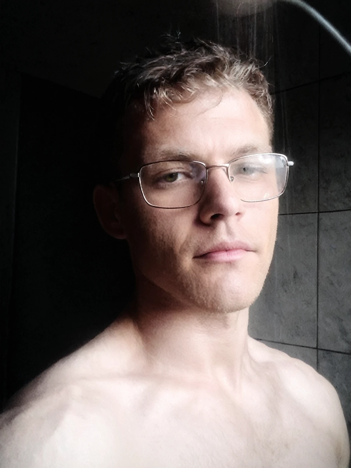 Homem bonito e musculoso