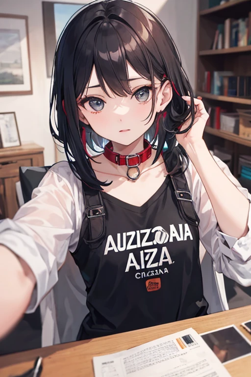 Mujer chilena un poco narizona , robusta, de pelo largo, con camisa negra, auriculares, un poco rojita la    cara, con un collar en el cuello q tenien la inicial "F"