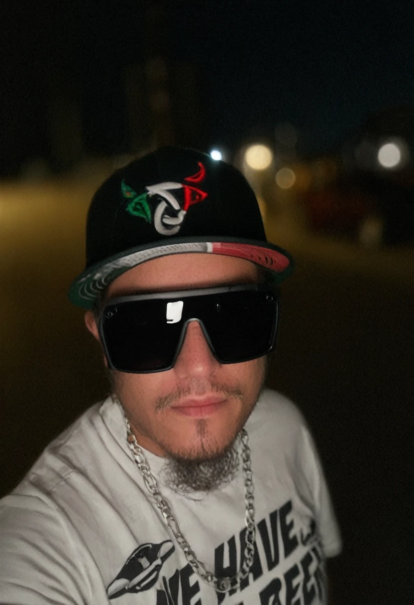 Hombre con camisa de vestir blanca, Longer hair on top with about 7 centimeters and on the sides shaved down with a fade.. usando gafas redondas, con una barba fina. small eyes, una nariz mediana, con una fresa blanca.