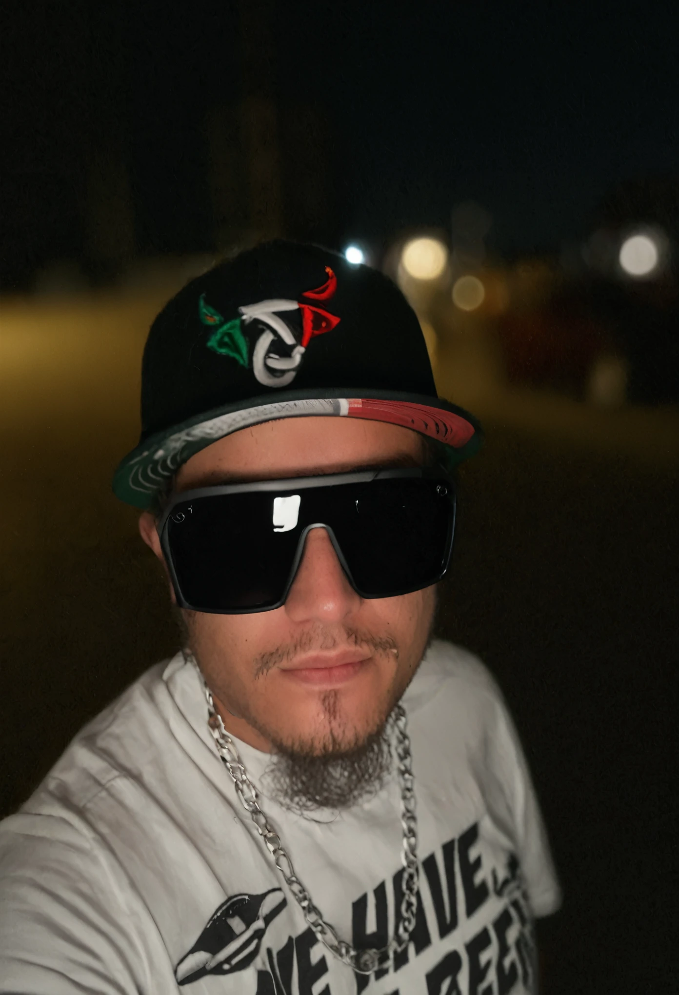 Hombre con camisa de vestir blanca, Longer hair on top with about 7 centimeters and on the sides shaved down with a fade.. usando gafas redondas, con una barba fina. small eyes, una nariz mediana, con una fresa blanca.
