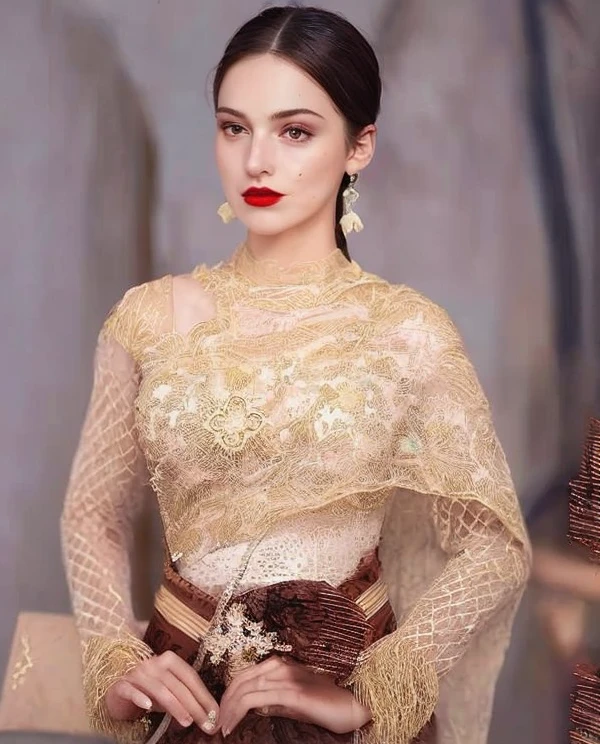 (Masterpiece:1.4),, (best quality:1.4),,3 D,, Ultra high resolution animation,, 8k, CG,, (Very delicate and beautiful:1.2),, , upper body,, from the side,, look at viewer,, , 1 girl,, alone,, Girl Robbery,, mature woman,, , cute, sweet,, , In wheat fields,, blurred background,, , long brown hair,, Ponytail, long, flowing hair,, , brown eyes,, gag,, red lips,, , wind blown face,, , white dress,, large breasts,