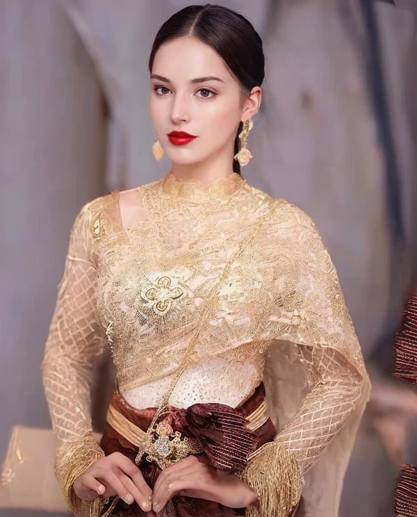(Masterpiece:1.4),, (best quality:1.4),,3 D,, Ultra high resolution animation,, 8k, CG,, (Very delicate and beautiful:1.2),, , upper body,, from the side,, look at viewer,, , 1 girl,, alone,, Girl Robbery,, mature woman,, , cute, sweet,, , In wheat fields,, blurred background,, , long brown hair,, Ponytail, long, flowing hair,, , brown eyes,, gag,, red lips,, , wind blown face,, , white dress,, large breasts, Beautiful complete set of jewelry,