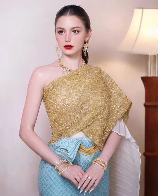 (Masterpiece:1.4),, (best quality:1.4),,3 D,, Ultra high resolution animation,, 8k, CG,, (Very delicate and beautiful:1.2),, , upper body,, from the side,, look at viewer,, , 1 girl,, alone,, Girl Robbery,, mature woman,, , cute, sweet,, , In wheat fields,, blurred background,, , long brown hair,, Ponytail, long, flowing hair,, , brown eyes,, gag,, red lips,, , wind blown face,, , white dress,, large breasts, Beautiful complete set of jewelry,