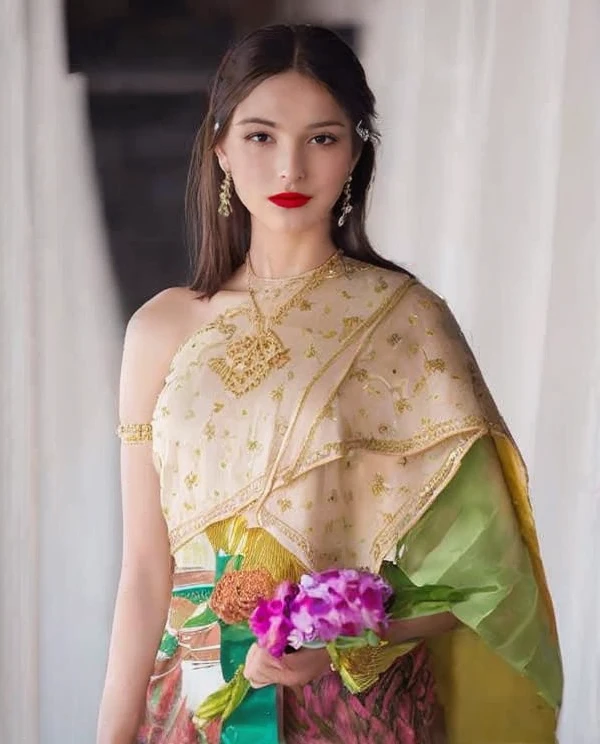 (Masterpiece:1.4),, (best quality:1.4),,3 D,, Ultra high resolution animation,, 8k, CG,, (Very delicate and beautiful:1.2),, , upper body,, from the side,, look at viewer,, , 1 girl,, alone,, Girl Robbery,, mature woman,, , cute, sweet,, , In wheat fields,, blurred background,, , long brown hair,, Ponytail, long, flowing hair,, , brown eyes,, gag,, red lips,, , wind blown face,, , white dress,, large breasts, Beautiful complete set of jewelry,