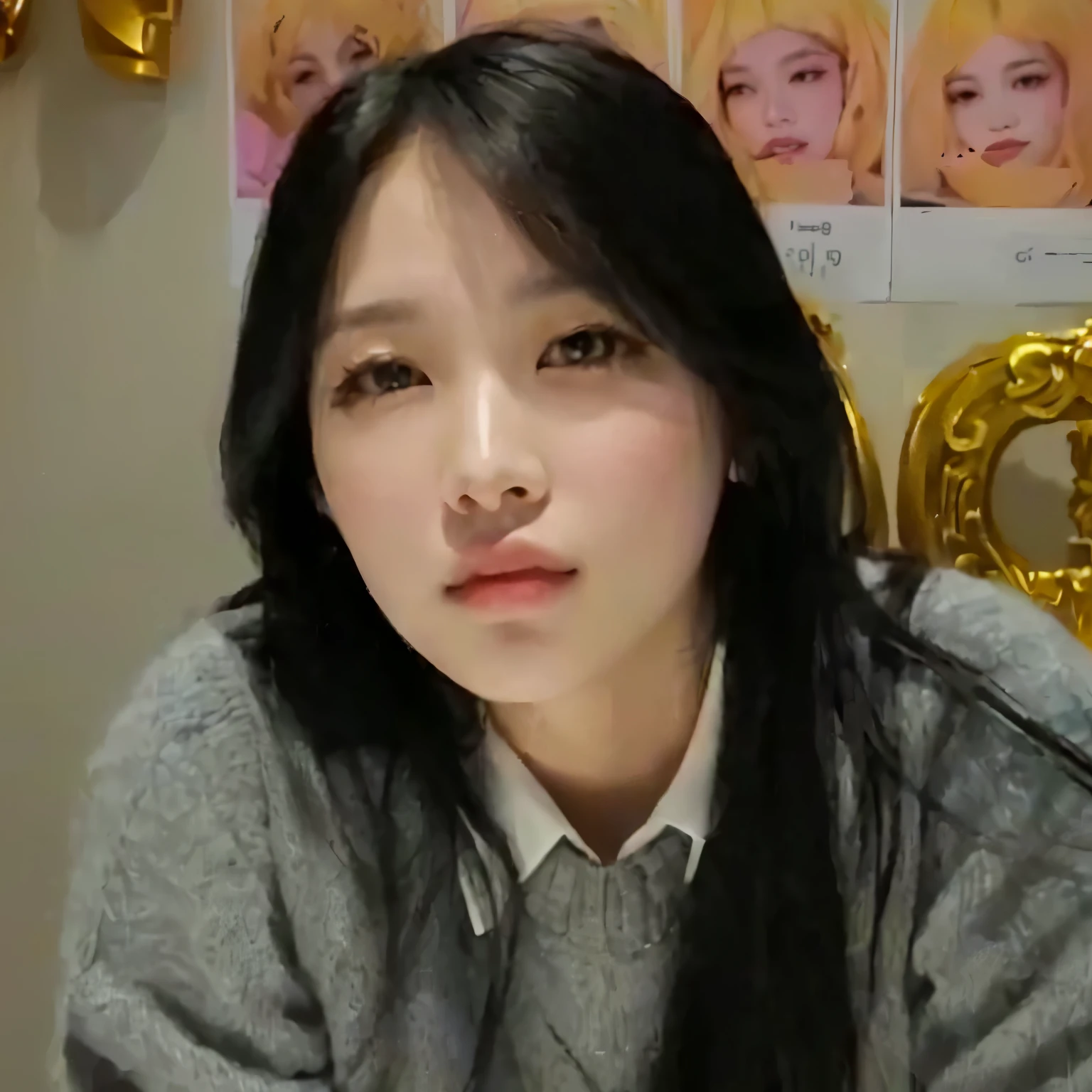 There's a woman sitting at a table with a cake, adorable and pale korean face, jossi do blackpink, ela tem um rosto fofo, jaeyeon nam, Heonhwa Choe, ela tem um rosto fofo e expressivo, she is facing the camera, Jisoo do Blackpink, de 19 anos, portrait of jossi do blackpink, parque roseanne de blackpink