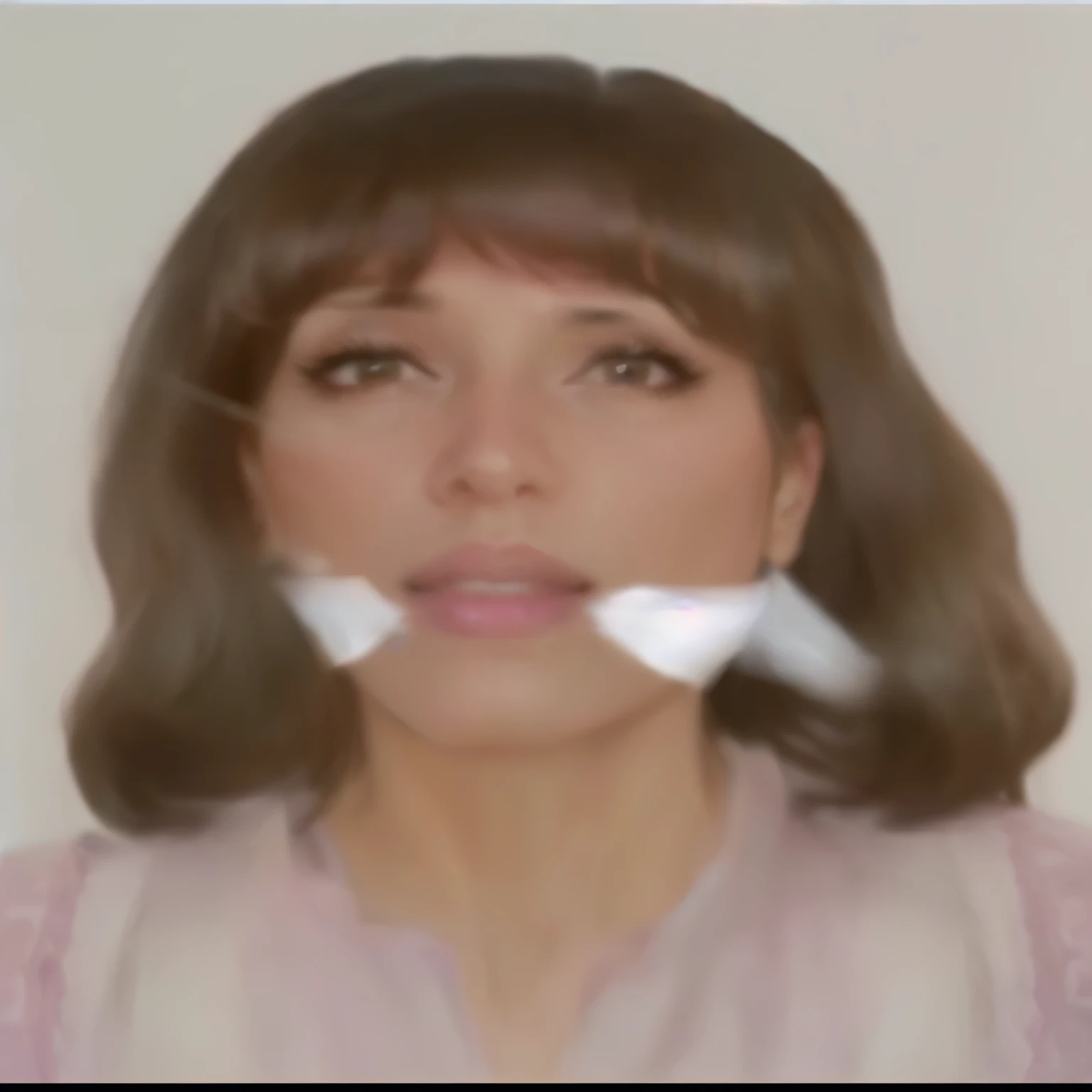 Mujer madura hermosa ,con mordaza en la boca labios mordiendo la mordaza, mirada de sorpresa.