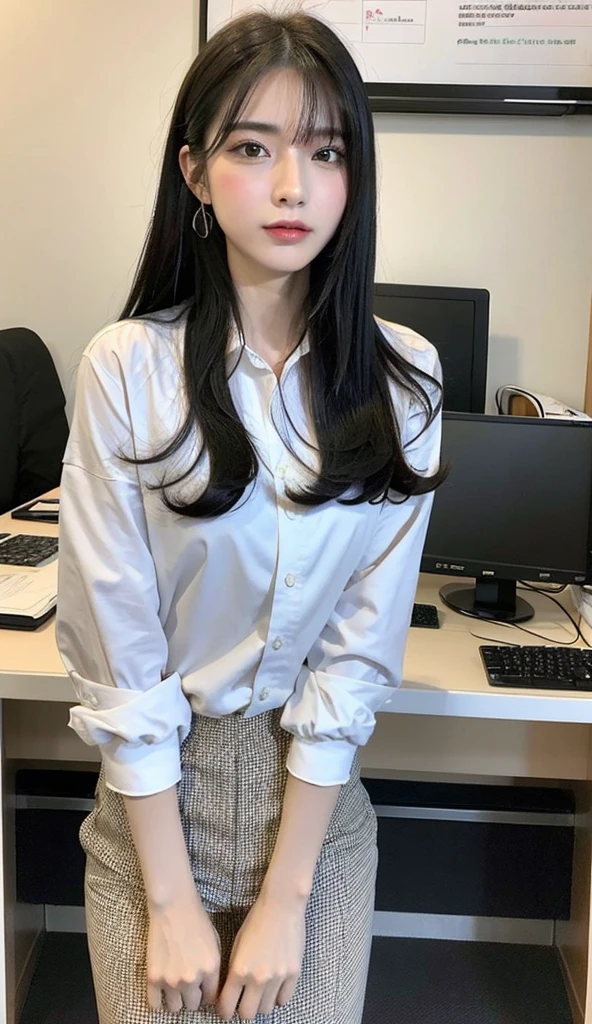 China realista, con un traje de oficinista, apollando su pecho en el escritorio de su oficina, con la falda ligeramente levantada, con la tanga de hilo por los muslos, y con la vajina al aire