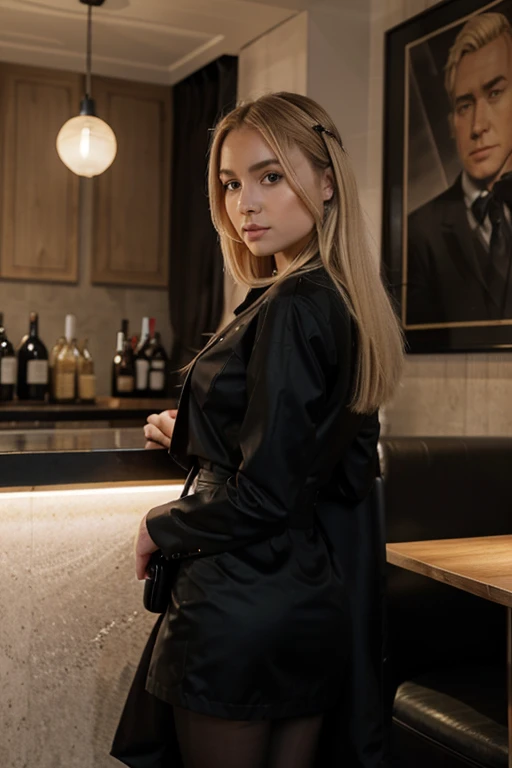 Femme blonde avec une tenue noir classe en train de monter des marches d'un restaurant chic 