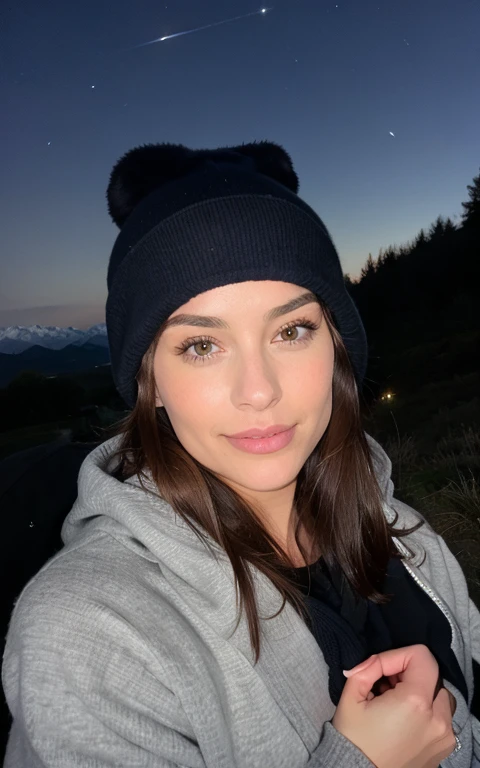 photorealistic, Best quality, super detailed, belle femme, Photo selfie, haut du corps, Seul, porter un pull, en plein air, (nuit), montagnes, la vraie nature, stars, ..deux, (heureux, heureux), sac de couchage, Gants, pull-over, bonnet, lampe de poche, At home, bois, smoke which&#39;escape, born accidentally, ciel clair, style analogique, En regardant le spectateur, Texture de la peau, grain filmique, fermer, ultra haute résolution, best eyeshadow, ..brut, LUT fait Instagram