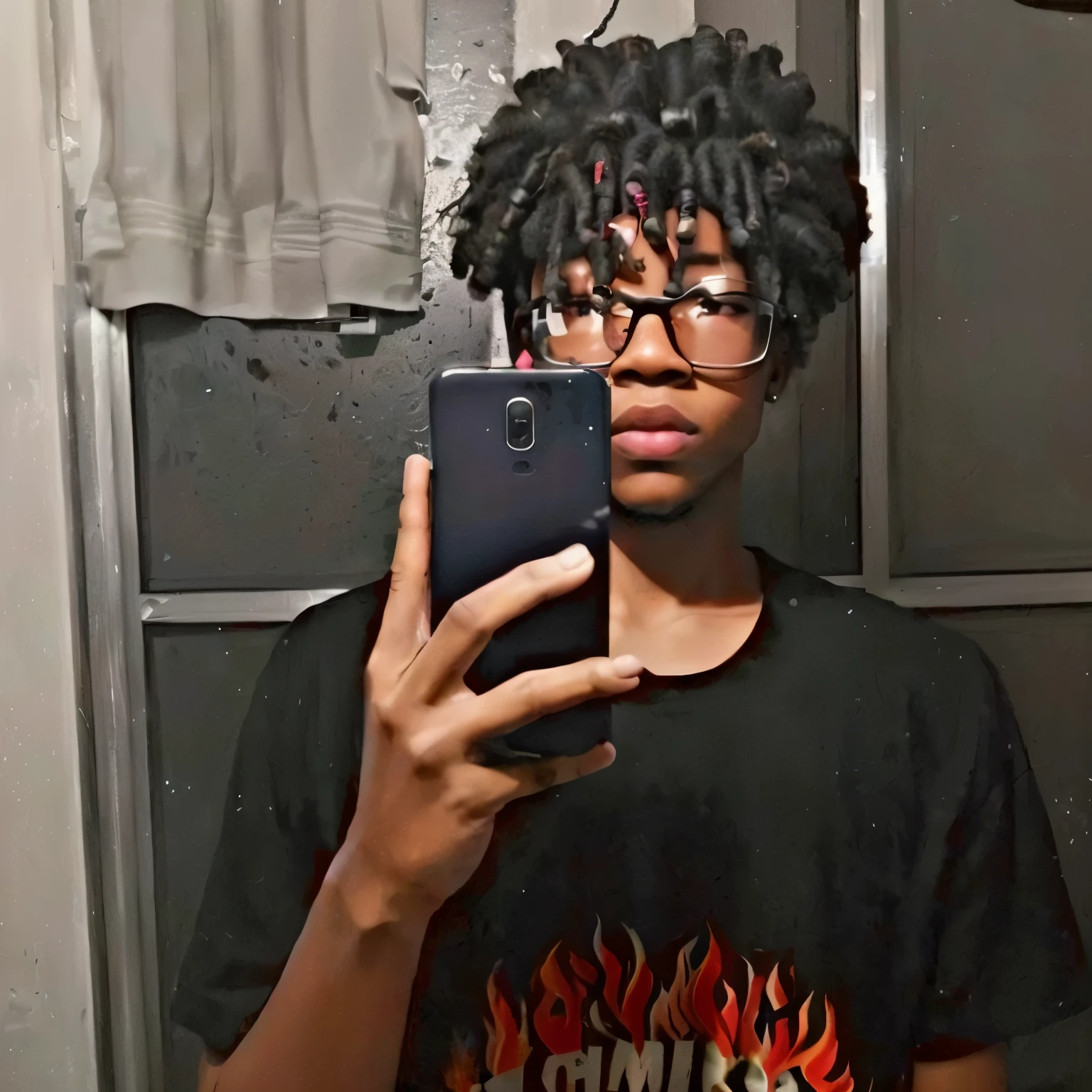 there is a woman taking a selfie in the mirror, imagem de perfilture, dreadlocks afro vermelhos em chamas, com afro, no estilo de Tyler Mitchell, cachos por cima of his head, imagem de perfil, (cabelo escuro mais curto e cacheado), imagem de qualidade muito baixa, cachos por cima, afro encaracolado, suave em _ o fundo, foto de perfil, ((supersaturado))