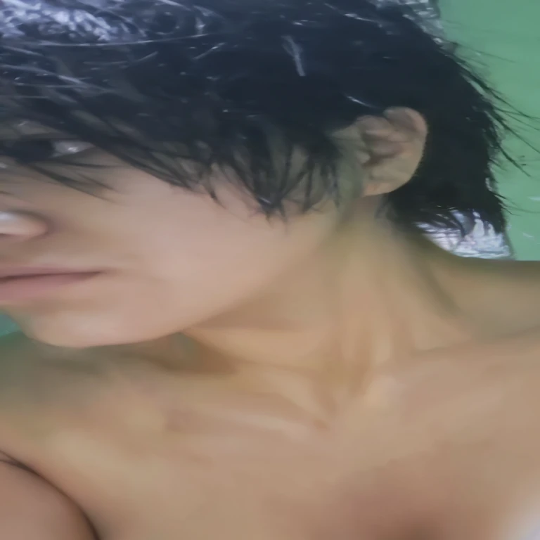 hay una mujer con el pelo mojado y sin camiseta, primer plano de medio cuerpo, imagen de muy muy baja calidad, foto de baja calidad, imagen borrosa, foto de baja calidadgraph, piel sudorosa!!, cuello ampliado desde los labios hacia abajo, cerrar la cara, tiro extremadamente cercano, Primer plano en la cara, por :5 sexys: 7, tiro lateral, foto borrosa, pectorales, marked collarbones and Adam's apple