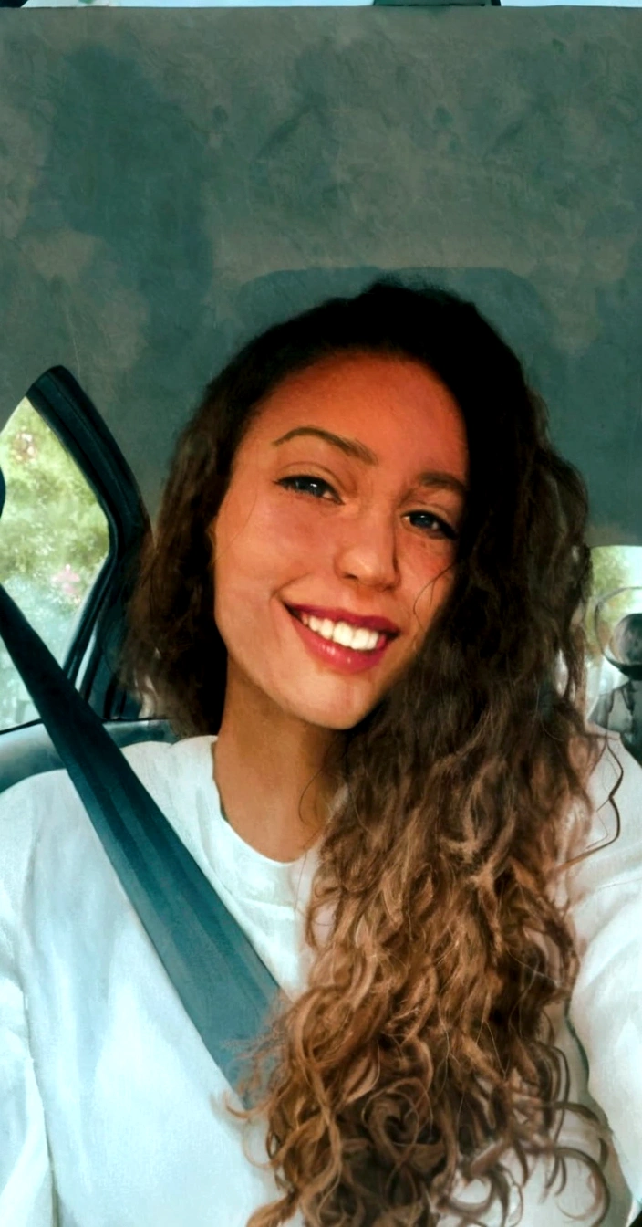 personagem dos desenhos animados de uma mulher cabelo cacheado, de lado, meio loiro, com um sorriso