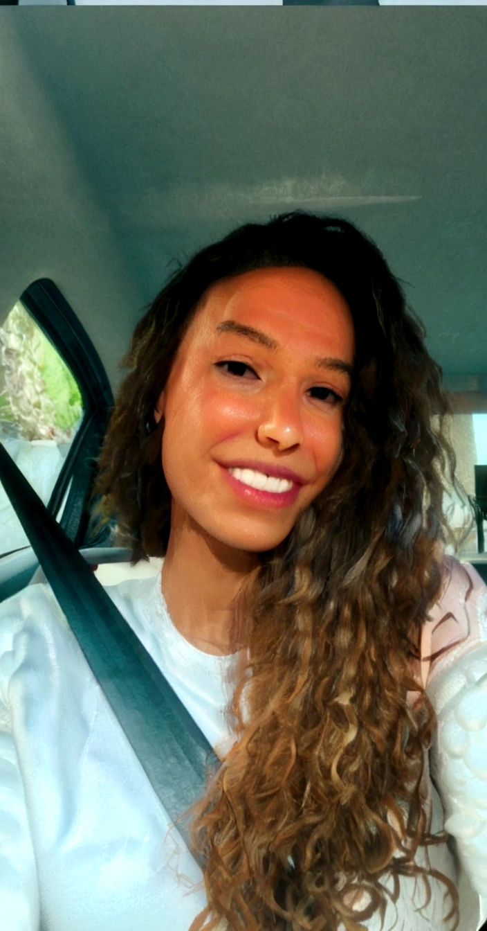 Personagem de desenho animado de uma mulher sorrindo, cabelos cacheados e camisa branca, um personagem animado, Caractere estilizado, animation style rendering, 3D estilizado, Arnold Maya rendering, Stylized 3D rendering, toon render screenshot, Personagem 3D, Personagem 3D, Stylized 3D rendering, 3D character rendering, personagem de desenho animado, Personagem de close up, Pose de personagem, (Estilo Pixar) (parte mestre:1.2) (Bokeh) (melhor qualidade) (pele detalhada) (textura detalhada) (8K) (argila) (cinematic lighting) (sharp focus
