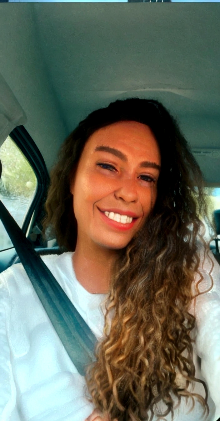 Personagem de desenho animado de uma mulher sorrindo, cabelos cacheados e camisa branca, um personagem animado, Caractere estilizado, animation style rendering, 3D estilizado, Arnold Maya rendering, Stylized 3D rendering, toon render screenshot, Personagem 3D, Personagem 3D, Stylized 3D rendering, 3D character rendering, personagem de desenho animado, Personagem de close up, Pose de personagem,  (Estilo Pixar) (parte mestre:1.2) (Bokeh) (melhor qualidade) (pele detalhada) (textura detalhada) (8K) (argila) (cinematic lighting) (sharp focus