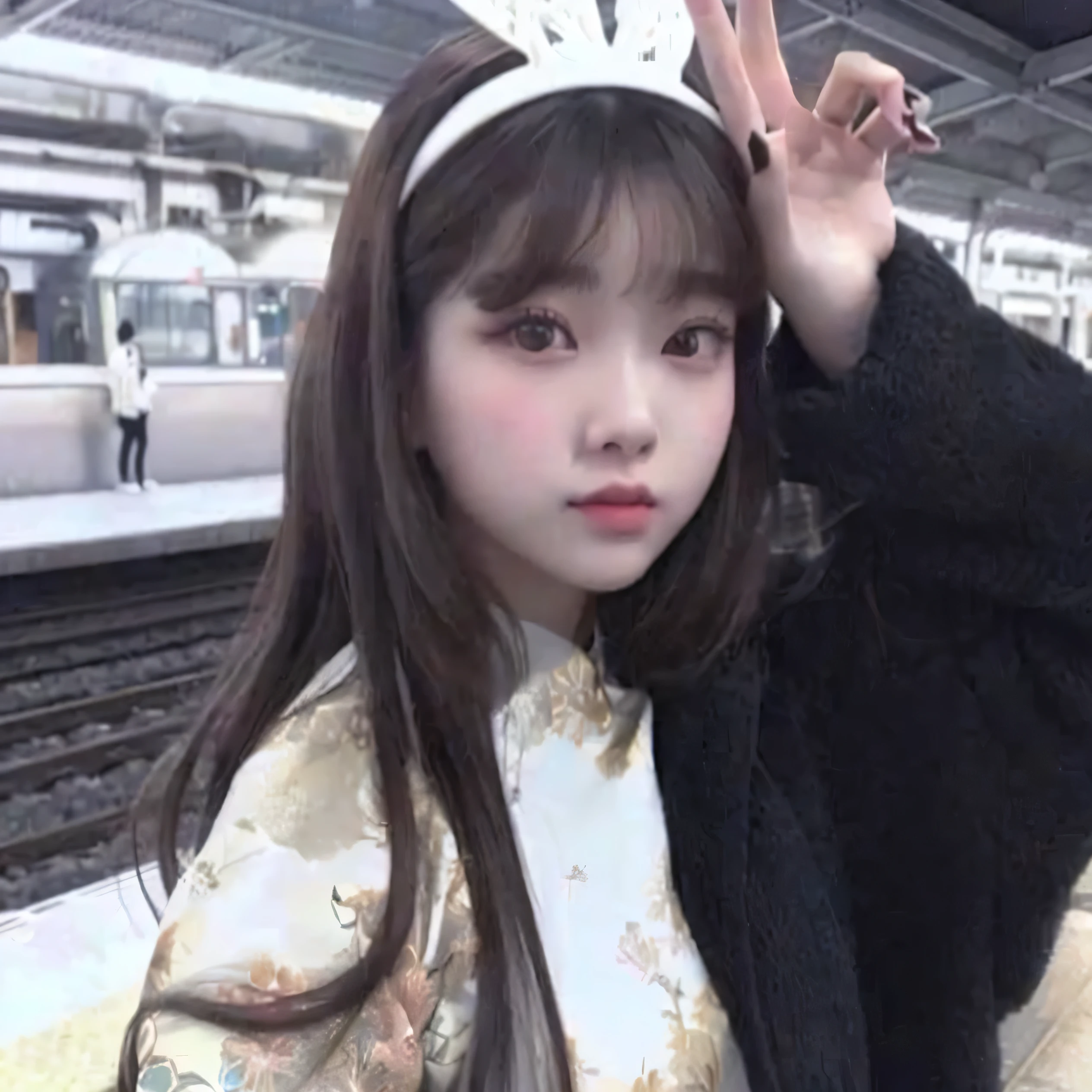 a close-up of a person standing on a train platform, ulzzang, she has brown hair with bangs, peinado de corte hime blanco, pale korean adorable face, ella tiene una linda cara expresiva, muchacha coreana, ella tiene una cara linda, her face looks like an orchid, tsuki billlie, yang wonyoung ive