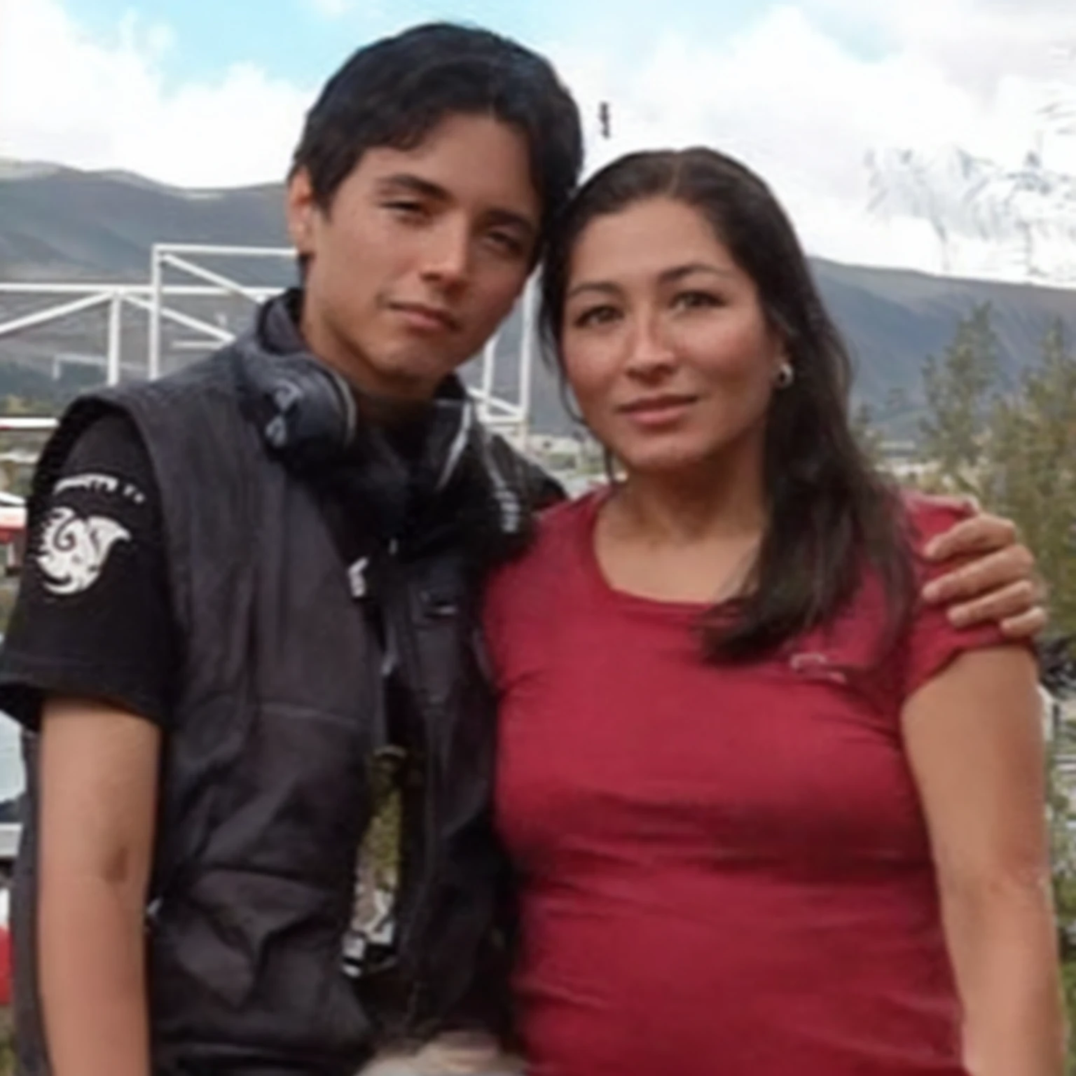 son dos personas paradas una al lado de la otra frente a un auto, pilar, with mountains in the background, with mountains in the background, avatar image, imagen de perfil, with mountains as a background, alani guillen, taken in the late 2010s, foto de perfil, zigor samaniego, taken in the late 2000s