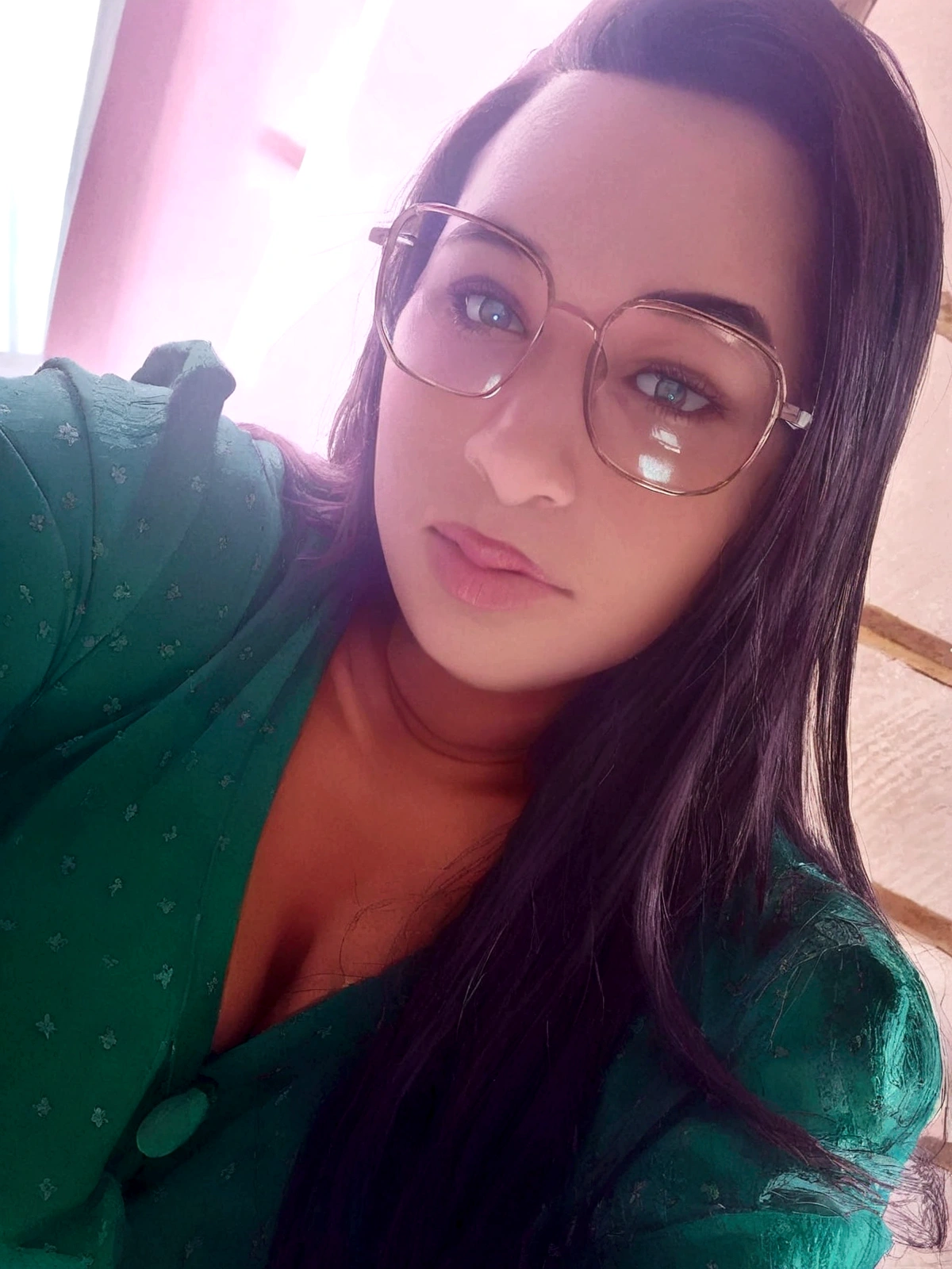 persongem disney pixer mulher parda,cabelos pretos longos, olhos castanhos, professora, standing