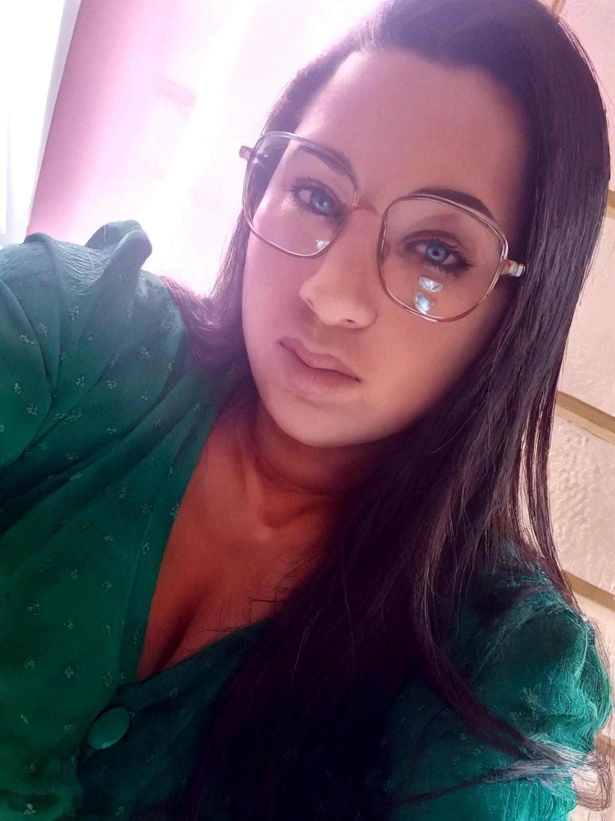 persongem disney pixer mulher parda,cabelos pretos longos, olhos castanhos, professora, standing