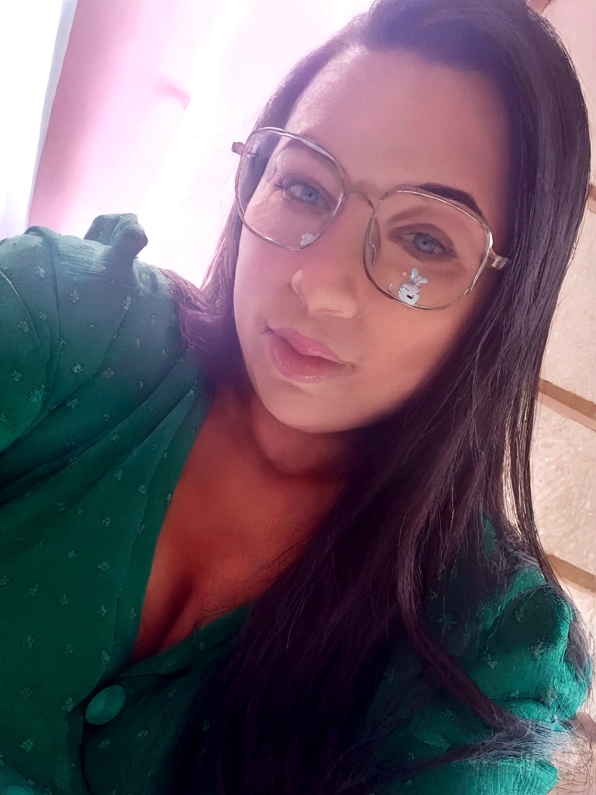 persongem disney pixer mulher parda,cabelos pretos longos, olhos castanhos, professora, standing