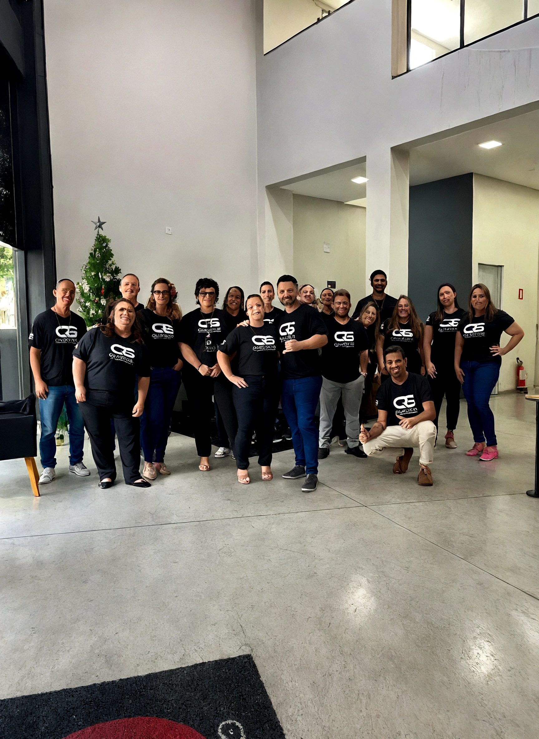 uma equipe de quatorze pessoas com camiseta preta em maxima qualidade