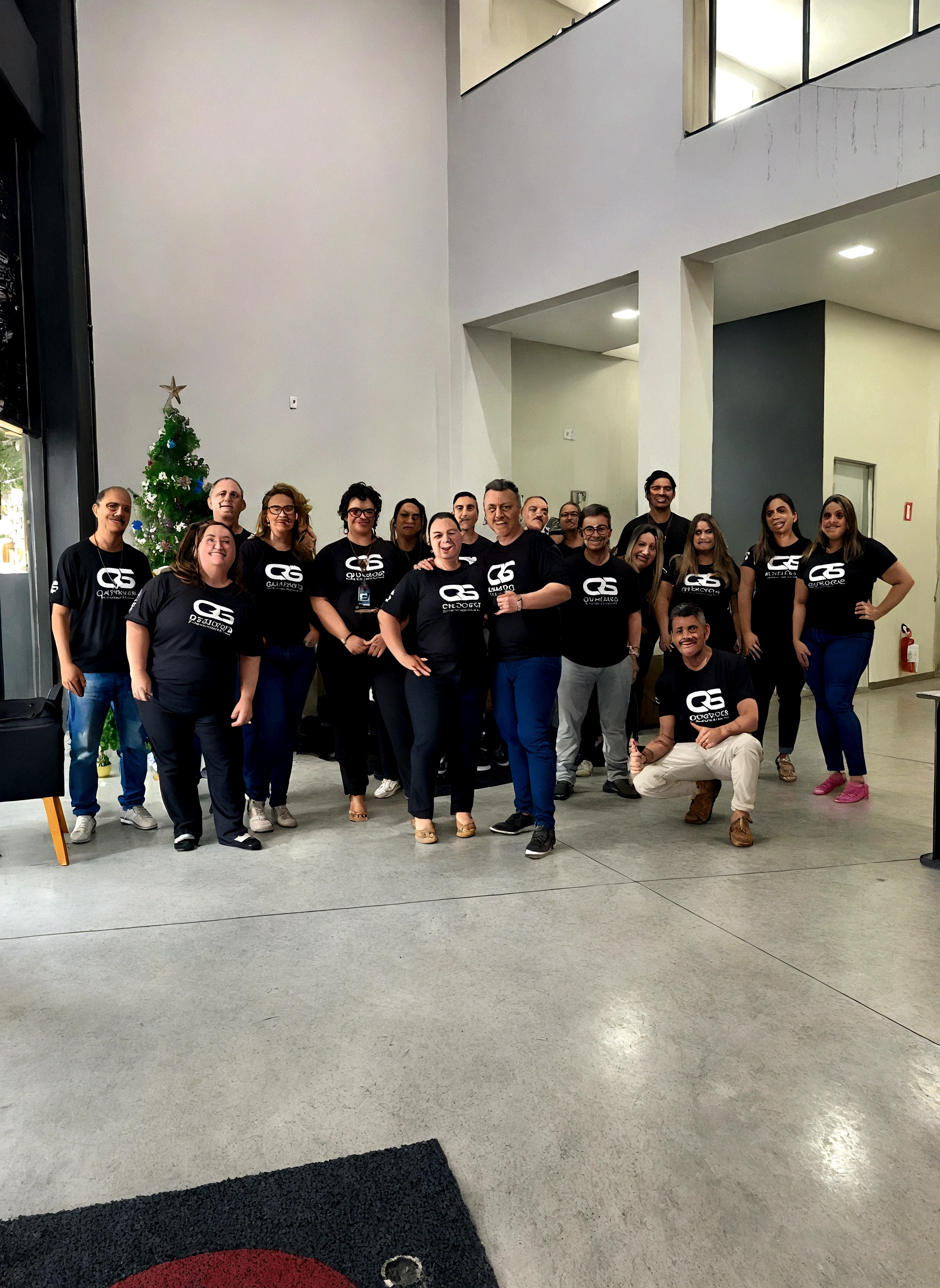 uma equipe de quatorze pessoas com camiseta preta em maxima qualidade